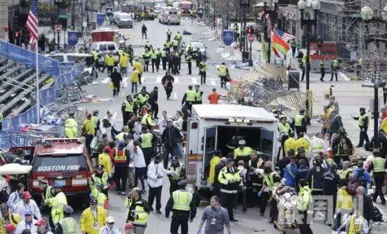 波士顿恐怖袭击事件现场血腥惨不忍睹/两颗炸弹爆炸(4)