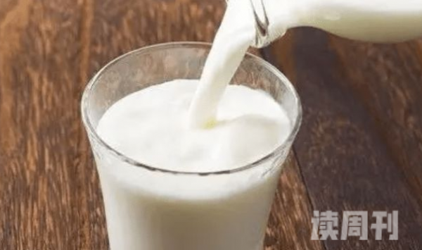牛奶能和蜂蜜一起冲着喝吗（牛奶富含蛋白质，具有安神的作用）(1)