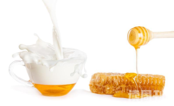 牛奶能和蜂蜜一起冲着喝吗（牛奶富含蛋白质，具有安神的作用）(3)