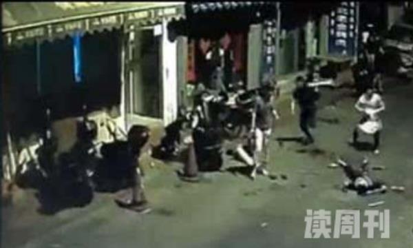 三亚群殴事件结果（数十人持刀和钢棍等在商品街混战斗殴）(2)