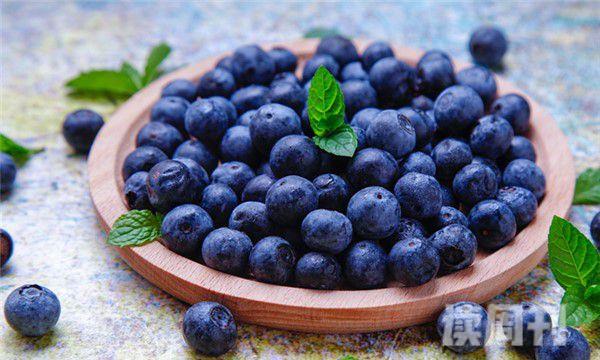 蓝莓是怎么吃的要不要去皮（蓝莓吃法每天吃多少合适）(1)