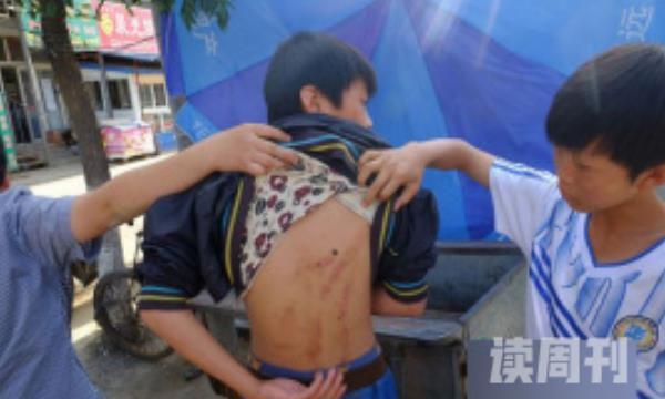 北京奶西村围殴少年甚至还向少年的脑袋上小便(1)