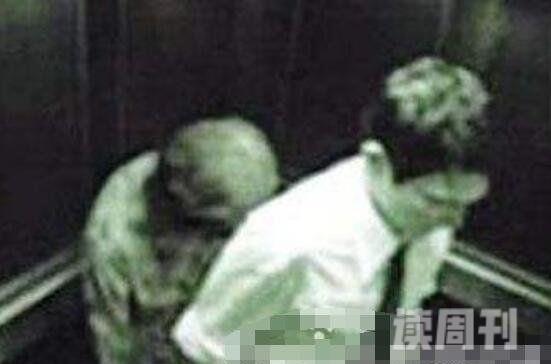 上海地铁恐怖灵异（突然冒出一位低头驼背穿白衣服的老太婆）(1)