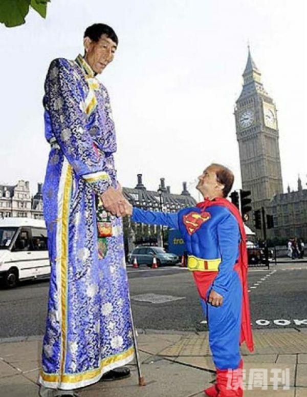 世界第一高人（鲍喜顺身高2.36米）(2)