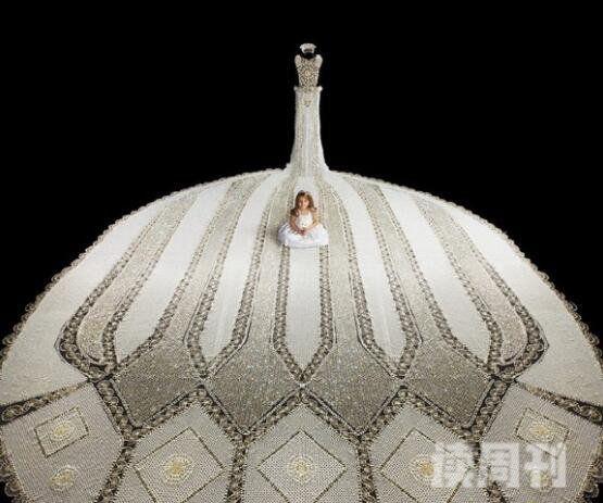 世界上最重的婚纱（由100多万颗珠子组成）(2)