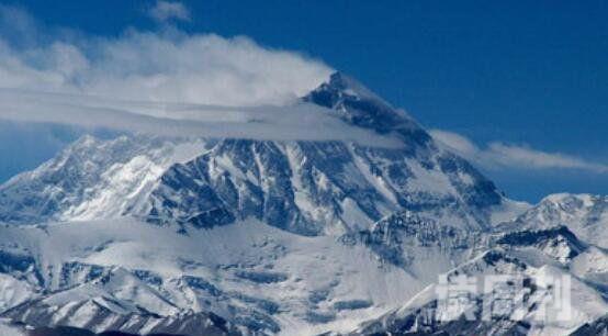 世界上最高的山珠穆朗玛峰图片（整座山峰呈现一种金字塔模式）