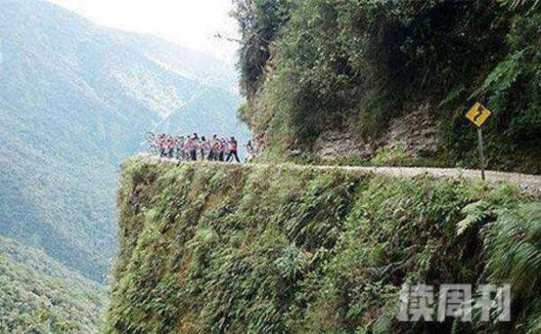 世界上最危险的公路（中国郭亮隧道公路公路就在悬崖边上看起来非常的骇人）