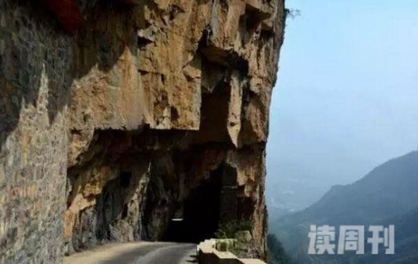 世界上最危险的公路（中国郭亮隧道公路公路就在悬崖边上看起来非常的骇人）(2)