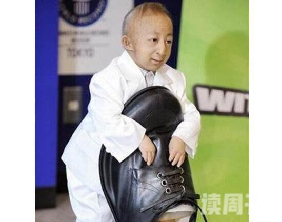 中国最矮的男人何平平参演节目却意外死亡（身高仅为74.6cm）(2)
