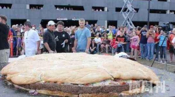 世界上最大的汉堡堪比直径长3米的圆床/重910公斤(图片)