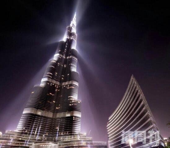2018年世界上最高的楼排行榜迪拜哈利法塔高达828米/163层(1)