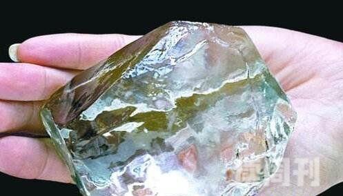 世界上最大的钻石库利南重3106克拉(英国权杖上的非洲之星)
