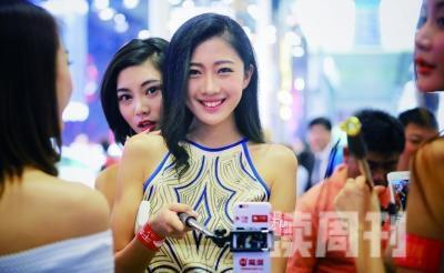 美女主播介绍北京车展（偶尔/轻微的亵渎或低俗幽默）(2)