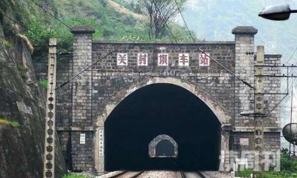中国最惨烈的一条铁路-最高动工35万人牺牲2100人-英雄铁路
