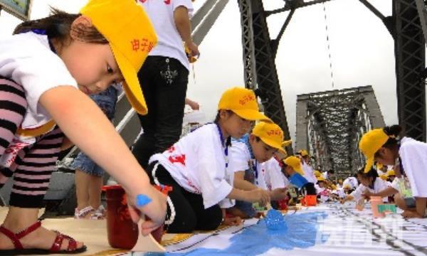 世界上最长的儿童画全长202米-四百位小朋友合力完成