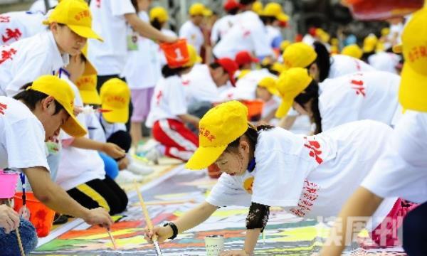 世界上最长的儿童画全长202米-四百位小朋友合力完成(2)