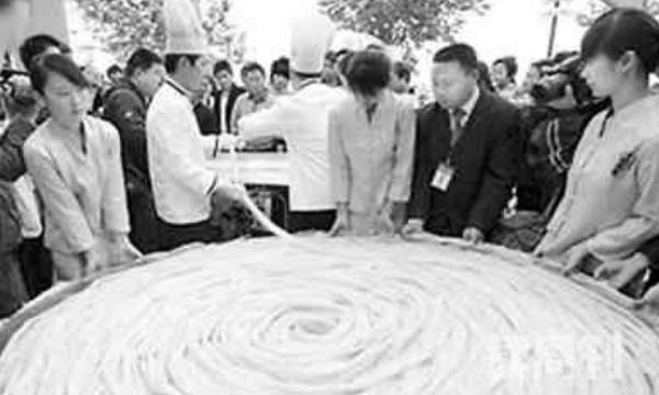 世界上最长的米线总长达3公里诞生于云南昆明(4)