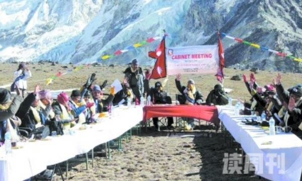 世界上最高的内阁会议24位尼泊尔人顶着狂风呼吁环保(1)