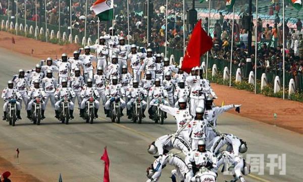 世界上最奇葩的阅兵式印度摩托叠人墙法国士兵扛斧头