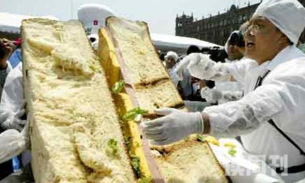 世界上最大的三明治（一个人几乎完全没法抱起来）