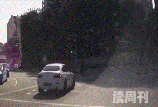 新加坡马路中惊现幽灵车(银色汽车是在最后一秒才突然横空出现)