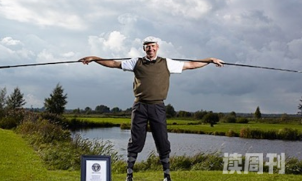 世界上最长的高尔夫球杆（长达4.37米像划船的超长竹竿）