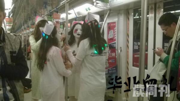 高颜值女僵尸（上海一地铁上出现了4个僵尸装扮的女人）(3)
