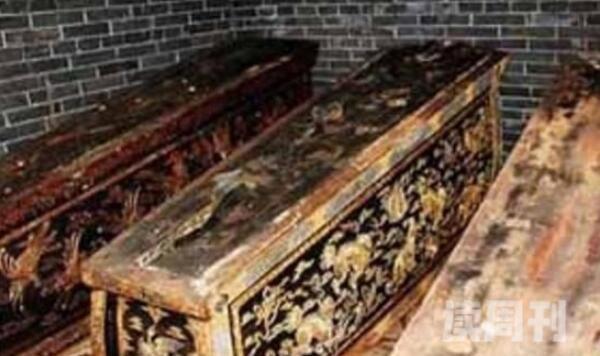 乾隆皇帝的陵墓被盗（慈禧和乾隆的尸骨遭到人为破坏）(4)