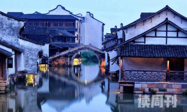 绍兴古镇有哪些地方好玩（流水旁的房屋都是明清时期的建筑）(2)