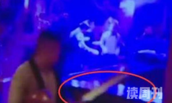 上海南汇酒吧打架事件始末（有人手持大砍刀疯狂斗殴和追逐）(2)