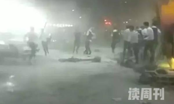上海南汇酒吧打架事件始末（有人手持大砍刀疯狂斗殴和追逐）(4)